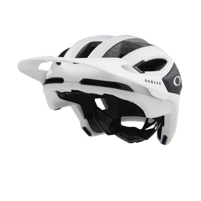 Casco MTB Oakley DRT3 Trail bianco opaco con visiera, visto di tre quarti su fondo bianco